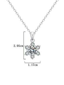 1条优雅的925纯银1克拉6.5毫米莫桑石雪花项链，适合女性日常佩戴、参加派对、情人节、母亲节、结婚纪念日等场合，也是一份精美的女士珠宝礼物。