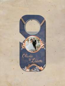 Personalisierter Flaschenöffner-Magnet als Hochzeitsfavour - 10x4,5cm eleganter weißer Flaschenöffner, individualisierbar mit Foto des Paares, Namen ("Olivia & Liam", "Sophie & Tom", "Stephanie & Malcolm") und Hochzeitsdatum ("März 2025", "12. Juni 2025"). Mit Magnetrückseite, 6+ Blumendesigns und robuster Metallkonstruktion. Ideales Geschenk für Neuvermählte, Hochzeitsgäste und rustikale Feiern. Perfekt für Empfänge, Brautduschen und praktische Erinnerungsstücke. - Verschiedenfarbig - Übersicht 15