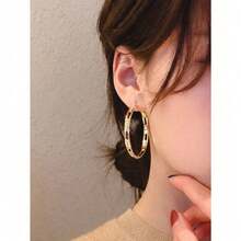 Rundraw Elegant 2-Piece Hollow Geometric Hoop Earrings With Sparkling Cubic Zirconia Accents, Crafted From Lightweight Luxury Copper Gold Tone Alloy, Hypoallergenic Statement Jewelry For Women, Perfect For Evening Parties, Holiday Gatherings, Formal Balls, Date Nights, And Elevating Daily Office Or Casual Outfits With A Touch Of Modern Glamour, An Ideal Gift For Her, Friend, Or Loved One On Special Occasions - 金色 - 查看 2