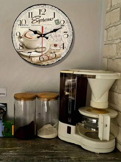 一款10-12英寸的欧式木质大咖啡杯挂钟，电池供电，静音设计，适合客厅、卧室、家居、厨房和咖啡店装饰，是完美的礼物之选（无需电池）。