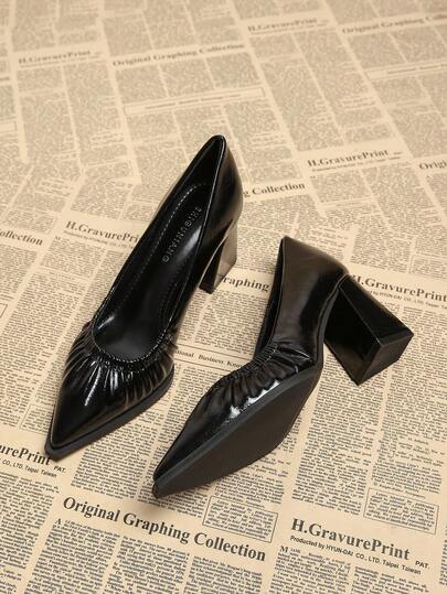 2026年秋季新款尖头粗跟乐福鞋，女士款，流线型设计，饰有褶皱皮革细节，休闲复古鞋款，适合春秋季通勤和聚会穿着，有黑色、米色和棕色可选。