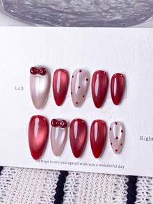 10片手工制作杏仁形美甲贴片，红色和粉色猫眼图案，饰以波点和蝴蝶结。这款美甲贴片采用手绘红色猫眼和浅粉色猫眼图案，并点缀以手工制作的红色波点和可爱的红色蝴蝶结。美甲用品 手工美甲贴片 - 彩色 - 查看 11