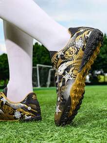 四季皆宜的运动比赛足球鞋，校园风格足球比赛鞋，足球训练鞋，软钉，防滑，不对称迷彩图案 - 黑色 - 查看 3