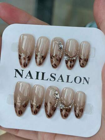 10 件性感豹纹杏仁形按压指甲，手工制作的野生豹纹假指甲，带有星星和水钻，性感而优雅，适合日常、旅行、派对，是送给女士和女孩的完美礼物