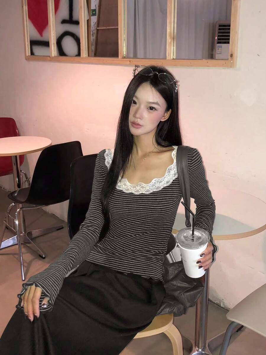 女士长袖条纹蕾丝边T恤，修身设计，适合初秋穿着 - 黑色 - 查看 1
