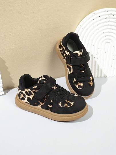 1双儿童豹纹运动鞋，方便的魔术贴搭扣，柔软鞋底，时尚童鞋，适合户外、上学、休闲、旅行等场合。