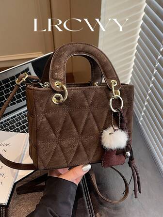 1个女士手提包，优雅女包，咖啡色菱形刺绣哑光PU皮革，咖啡色，可爱吊坠，单肩/斜挎两用