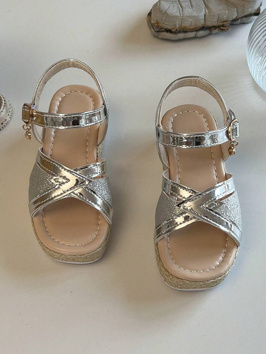 女童银色亮片玛丽珍凉鞋，草编坡跟，带扣带 - 銀色 - 查看 1