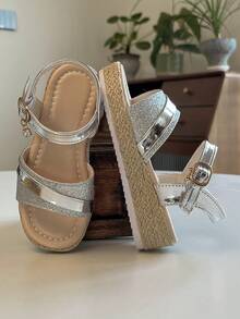 女童银色亮片厚底凉鞋，带可调节踝带和吊坠 - 銀色 - 查看 2