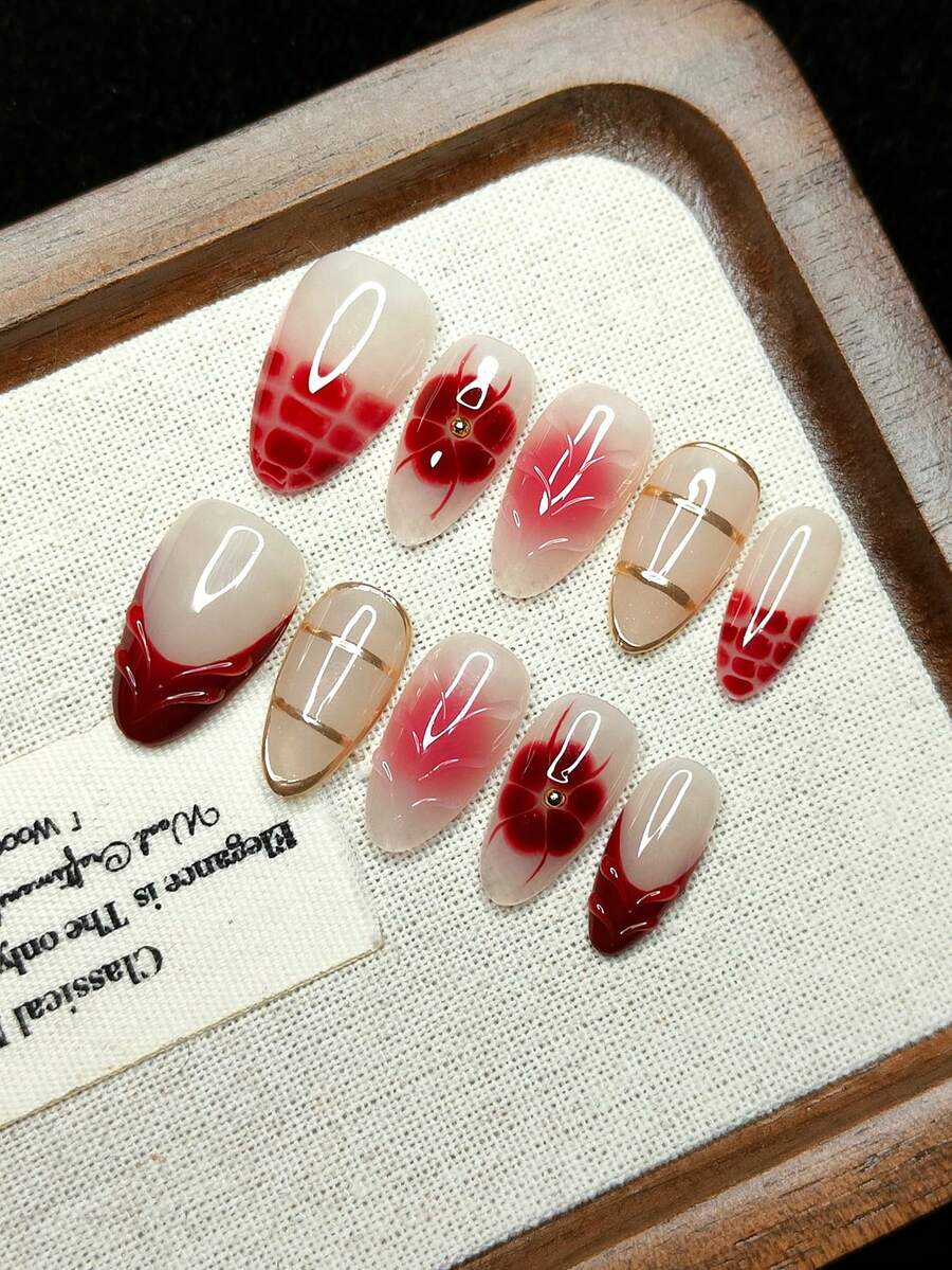10 piezas de uñas postizas hechas a mano, forma de almendra, patrón de cuadros rojos, estilo francés, decoradas con flores rojas, líneas doradas personalizadas, estilo chica atrevida, reutilizables
