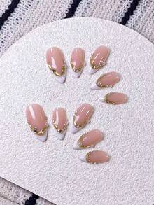 10片手工制作的杏仁形假指甲，采用不对称的白色法式指尖设计，并以3D金色线条勾勒轮廓。亮点包括：手工绘制的不对称白色法式指尖，以3D金色线条勾勒轮廓，并饰以手工制作的白色珍珠和白色水钻。 - 彩色 - 查看 6