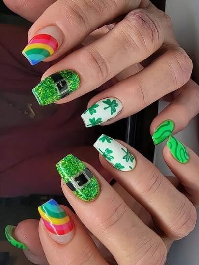 Bộ 24 móng giả hình cỏ ba lá màu xanh lá cây chủ đề Ngày Thánh Patrick, với họa tiết cỏ ba lá, cầu vồng nhiều màu sắc và dây đen, kích thước trung bình, thích hợp để đeo trong Ngày Thánh Patrick, dự tiệc và tụ họp. Sản phẩm kèm keo dán và dũa móng.