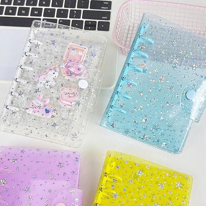 这款A7尺寸的纯色星光闪光便携式活页夹采用双扣设计，并饰有星形图案。它可用作照片收纳袋或相册，非常适合制作贴纸相册、整理物品、制作手册、笔记本或其他宣传材料。它也是办公用品或返校用品的理想之选。