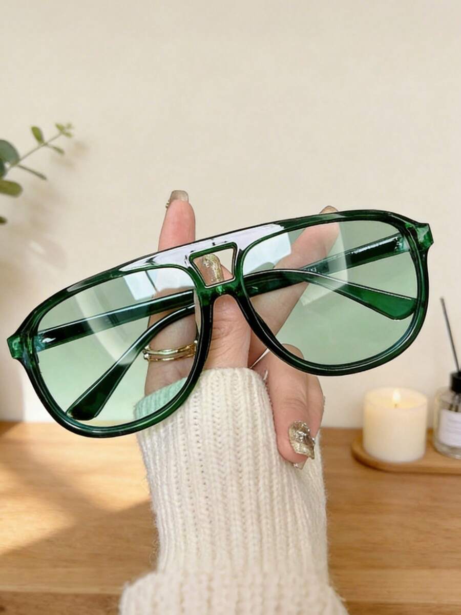Một cặp kính thời trang cỡ lớn, kiểu dáng liền khối dành cho nữ, phù hợp để đeo hàng ngày. Tròng kính màu xanh lá cây tươi tắn, thích hợp cho mùa xuân và mùa hè, hoàn hảo cho kỳ nghỉ biển, các hoạt động ngoài trời, công việc và du lịch. - màu xanh lá - Xem 1