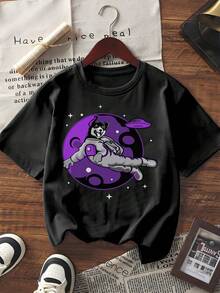 Camiseta feminina de verão de manga curta, modelagem solta, gola redonda, com estampa de desenho animado de gato astronauta, tema espacial, lua roxa e estrelas. Confortável e macia, ideal para uso diário, férias e streetwear. - Preto - Ver 1