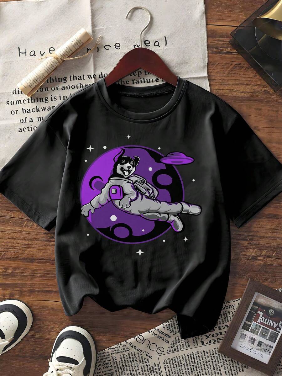 Camiseta feminina de verão de manga curta, modelagem solta, gola redonda, com estampa de desenho animado de gato astronauta, tema espacial, lua roxa e estrelas. Confortável e macia, ideal para uso diário, férias e streetwear. - Preto - Ver 1