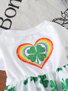宠物连衣裙，饰有彩虹爱心和三叶草图案，白色荷叶袖，腰部收紧，适合日常穿着。 - 白色 - 查看 4