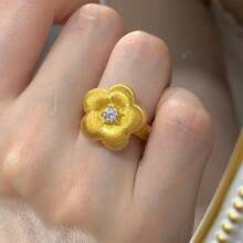 1枚纹理花朵造型戒指，中央饰有闪亮细节