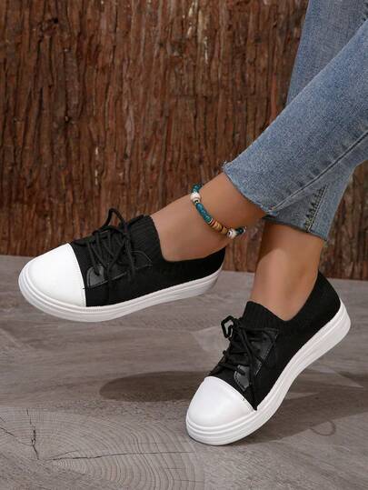 Un par de zapatos deportivos con suela gruesa y punta redonda, de estilo slip-on, con parches de tela y cuero, disponibles en negro y beige para el otoño-invierno de 2025. Zapatos de cuña con cordones y punta redonda de suela gruesa, de media cobertura, de los talla grande vendidos en el comercio transfronterizo, para mujer. Zapatos deportivos casuales de color liso.