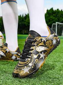 四季皆宜的运动比赛足球鞋，校园风格足球比赛鞋，足球训练鞋，软钉，防滑，不对称迷彩图案 - 黑色 - 查看 5