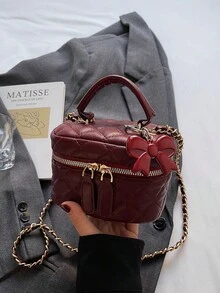 Đây là một chiếc túi xách nữ màu đỏ tía chất lượng cao, có thiết kế họa tiết hình thoi, điểm nhấn là chiếc nơ đỏ, một quai xách phía trên và dây đeo bằng kim loại có thể điều chỉnh. Bên trong có thể chứa những vật dụng cần thiết hàng ngày như son môi, chìa khóa và mỹ phẩm. Rất phù hợp để đi làm, đi chơi, mua sắm, hẹn hò và sử dụng hàng ngày. - Xem 7