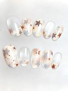 10片装，名为“星屑奶油”。这款美甲以透明的乳霜质地为底，点缀着俏皮的星星图案（柔和的棕色、蓝色和铜色），以及细小的“碎屑状”斑点。甜美半透明的质地与可爱的星空细节交织，营造出一种梦幻温馨的氛围——完美契合喜爱俏皮、温柔、充满趣味和魅力的美甲设计人士。 - 彩色 - 查看 1