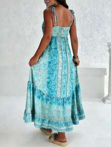Chiếc đầm maxi phong cách Bohemian cỡ lớn này có cổ chữ V sâu quyến rũ và dây đeo vai mảnh mai. Họa tiết hoa màu xanh dương tuyệt đẹp trải dài xuống eo, tôn lên vóc dáng thanh lịch và quyến rũ. - Màu xanh lam - Xem 3