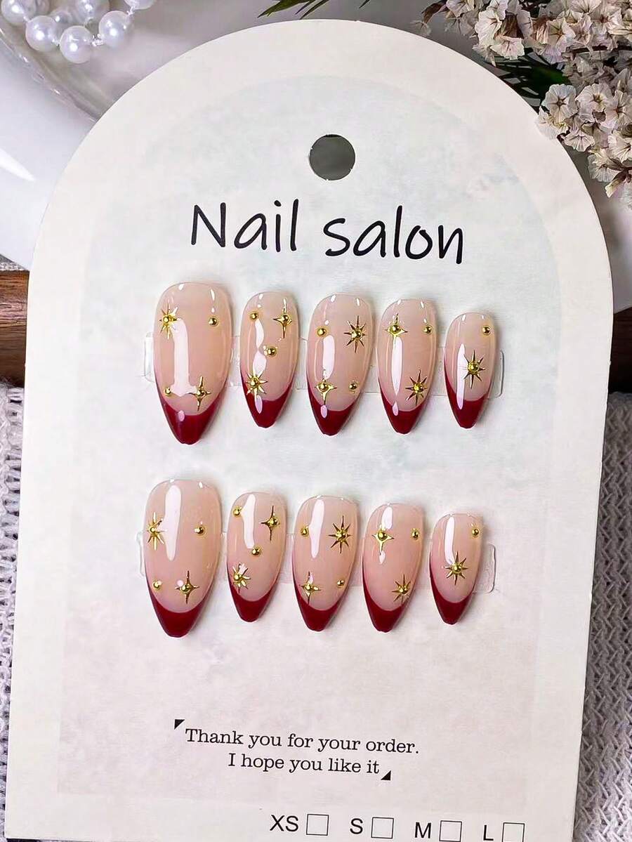 10 miếng dán móng tay thủ công hình hạnh nhân màu đỏ kiểu Pháp, trang trí bằng sao vàng và hạt vàng. Những miếng dán móng tay này có phần đầu móng được vẽ tay màu đỏ kiểu Pháp, điểm xuyết bằng sao vàng và hạt vàng, kết hợp hoàn hảo giữa sự thanh lịch và thời trang. - Nhiều màu - Xem 1