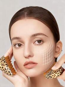 这款新月形面部按摩刷采用贴合面部轮廓的弧形设计。其双面纹理表面，一面是柔软的刷毛，另一面是刮痧面，可温和清洁肌肤，同时提供提拉和按摩功效，令肌肤更加细腻。 - 彩色 - 查看 6