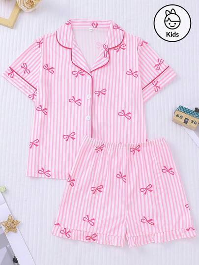 两件套女童蝴蝶爱心印花睡衣，粉色底，饰有蝴蝶结，舒适休闲家居服套装，包含开襟领上衣和松紧腰短裤，适合日常穿着和睡衣，可机洗