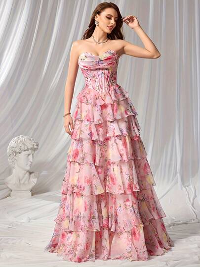这款女士粉色印花无肩带晚礼服采用层叠荷叶边蛋糕裙摆设计，散发着复古优雅的气息。非常适合宴会、生日派对、乡村婚礼、浪漫教堂仪式、约会、聚会、单身派对等场合。