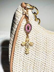 基督教主题十字架、珍珠和钻石吊坠钥匙扣 - 十字架钥匙扣、包包挂饰、十字架吊坠、钱包背包装饰配件、耳机包配件、行李箱和汽车装饰钥匙扣（带环） - 单件饰品，饰以珍珠、钻石和浪漫元素 - 彩色 - 查看 6