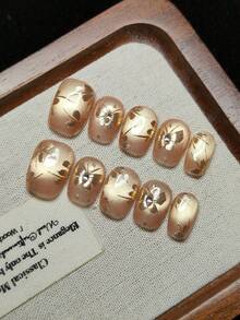 10 pièces d'ongles à presser faits à la main. Formes d'ongles ovales et amandes, décorés de motifs papillon dorés. Style français, décoré de motifs floraux dorés. Designs de lignes dorées personnalisables. Style à la mode fille. Réutilisable. - Doré - Voir 3