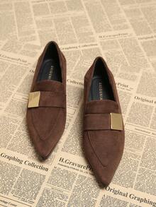 2026秋季新款女鞋，尖头时尚低跟休闲复古粗跟方跟黑色棕色鞋，流线型设计搭配金属搭扣，显瘦拉长身形，适合通勤和聚会穿着。 - 棕色 - 查看 3