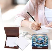 1件/8件套钻石画DIY套装,包含花朵、蜂鸟、蓝玫瑰、瓢虫、云朵、小狗、独立日、心形图案 - 不对称钻石画,绘制在木质便签盒上,附赠160张便签纸,是家居、办公室、学校用品、工艺品、可爱文具、节日和生日礼物的理想之选。 - 彩色 - 查看 6