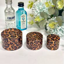 黑色扁平研磨器，手动便携式研磨器，适用于研磨香料、草药，是情人节、圣诞节送给男士和女士的绝佳礼物。 - 彩色 - 查看 6