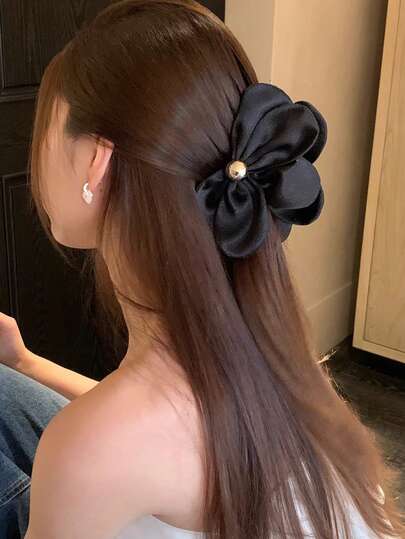 1个缎面亮面3D花瓣发爪夹，适用于盘发造型
