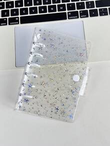 这款A7尺寸的纯色星光闪光便携式活页夹采用双扣设计，并饰有星形图案。它可用作照片收纳袋或相册，非常适合制作贴纸相册、整理物品、制作手册、笔记本或其他宣传材料。它也是办公用品或返校用品的理想之选。 - 彩色 - 查看 15