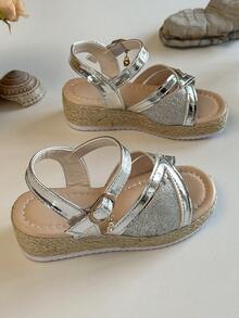 女童银色亮片玛丽珍凉鞋，草编坡跟，带扣带 - 銀色 - 查看 6