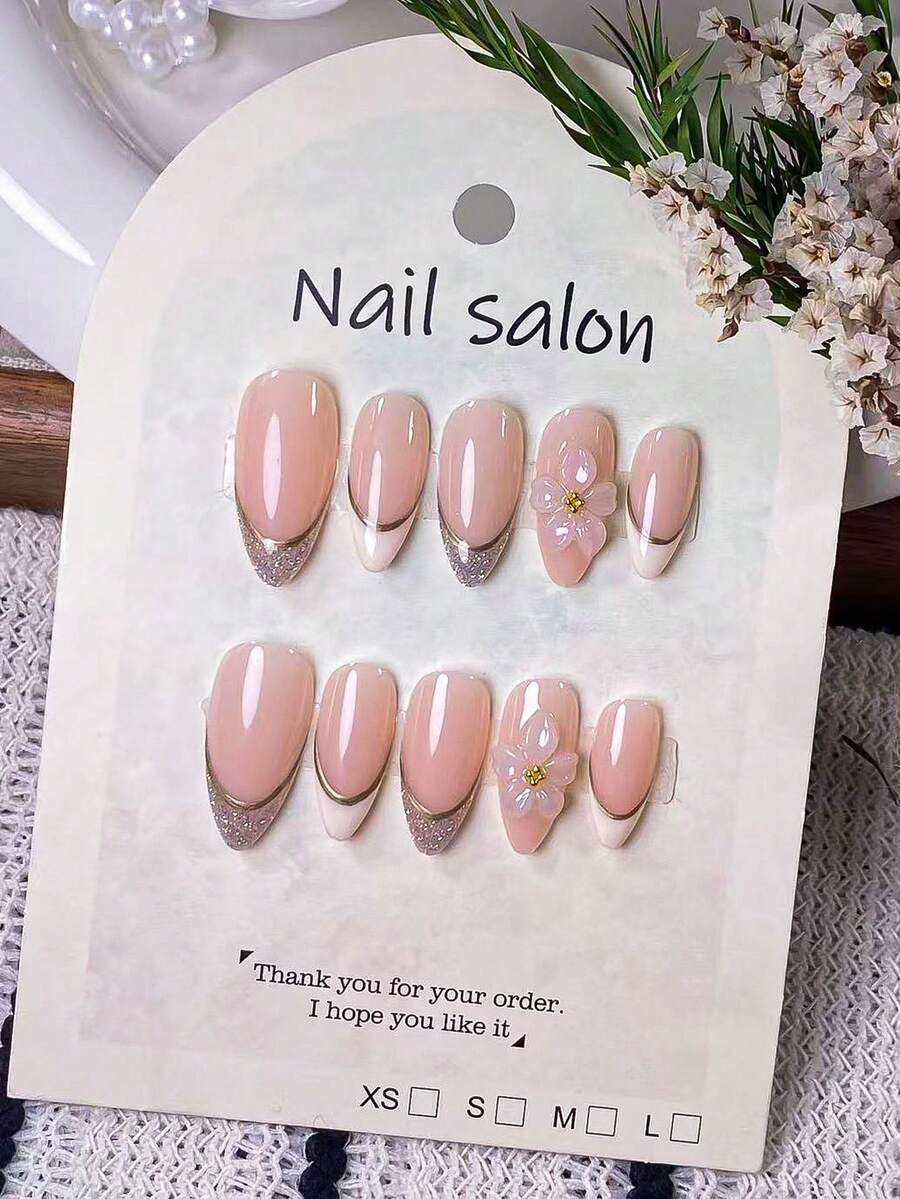 10片手工制作的杏仁形假指甲，粉色闪粉法式尖、白色法式尖和3D雕刻款。产品特点包括手绘白色法式尖、银色闪粉法式尖和复古金色金属边，以及手工制作的白色3D雕刻图案。 - 彩色 - 查看 1