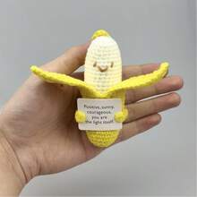 1 pieza Plátanos Estos interesantes plátanos de energía positiva de color amarillo están hechos de lana de alta calidad, tejidos a mano y contienen rellenos suaves, lo que hace que los plátanos sean talla grande completos. La lana no se desprende, se desvanece ni se desprende fácilmente. Suave y cómodo, delicado al tacto y excelente en elasticidad. - Multicolor - Ver 4