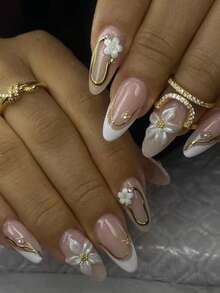 10片手工制作的杏仁形假指甲，采用不对称白色法式尖头设计，饰以金色镶边和樱花雕刻。亮点包括：手工绘制的不对称白色法式尖头，以3D金属金色线条勾勒轮廓，并点缀以手工制作的珠光3D雕刻、白色樱花、金属珠和珍珠。 - 彩色 - 查看 2