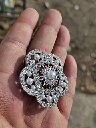 1枚镶满水钻的优雅时尚女士胸针，女士必备单品