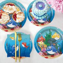 50件套海底世界动物鲨鱼主题一次性餐具套装，包含一次性餐盘、餐巾纸和纸杯，非常适合情人节、露营、露台烧烤、野餐、婚礼、派对和生日、休闲聚会、下午茶等场合，也适合作为派对装饰和生日装饰。