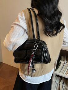 这款黑色PU皮革单肩包设计简约时尚。外部设有相机配件袋，正面还有一个口袋。包身采用多功能保龄球包风格，配备顺滑的金属拉链和双提手，方便您肩背或手提。内部空间可容纳口红、钥匙、化妆品等日常必需品。适合女性通勤、外出、购物或约会时使用。 - 查看 5