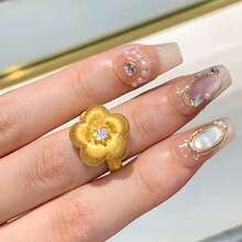 1枚纹理花朵造型戒指，中央饰有闪亮细节