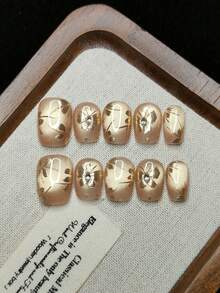 10 pièces d'ongles à presser faits à la main. Formes d'ongles ovales et amandes, décorés de motifs papillon dorés. Style français, décoré de motifs floraux dorés. Designs de lignes dorées personnalisables. Style à la mode fille. Réutilisable. - Doré - Voir 4