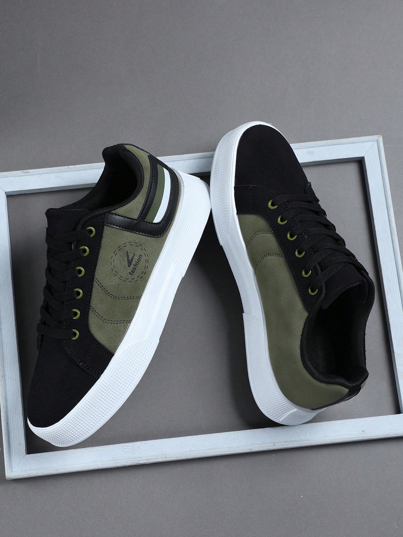 أحذية سكيت بورد رجالية ذات لون أحادي عصري، أحذية ر...