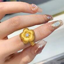 1枚纹理花朵造型戒指，中央饰有闪亮细节