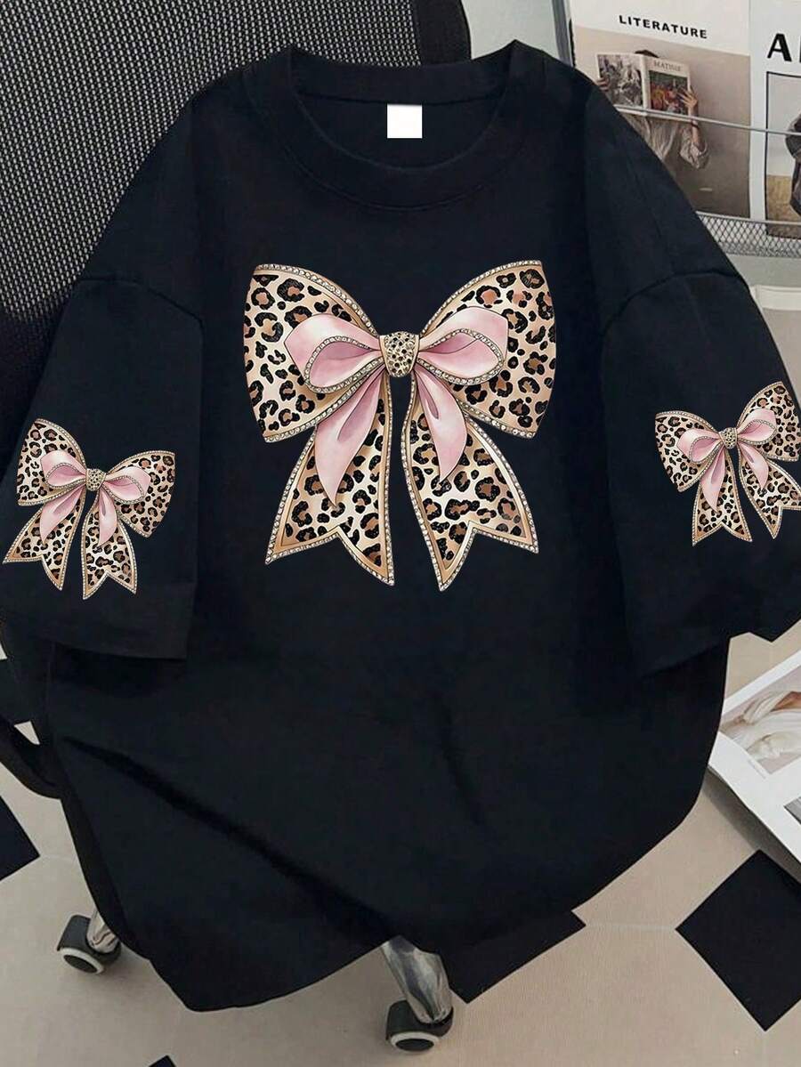 大码女式休闲豹纹蝴蝶结装饰圆领T恤。适合夏季度假、情人节礼物、母亲节礼物、送给妈妈的礼物、毕业礼物，袖子印花时尚短袖。适合夏季假期、海滩、度假、春季、狂欢节等场合。黑色 - 黑色 - 查看 1